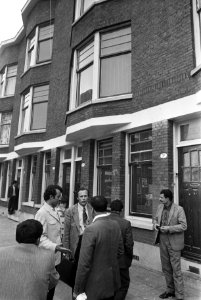 Turken bij vernielde woningen na rellen in Afrikaanderbuurt te Rotterdam, Bestanddeelnr 925-8097