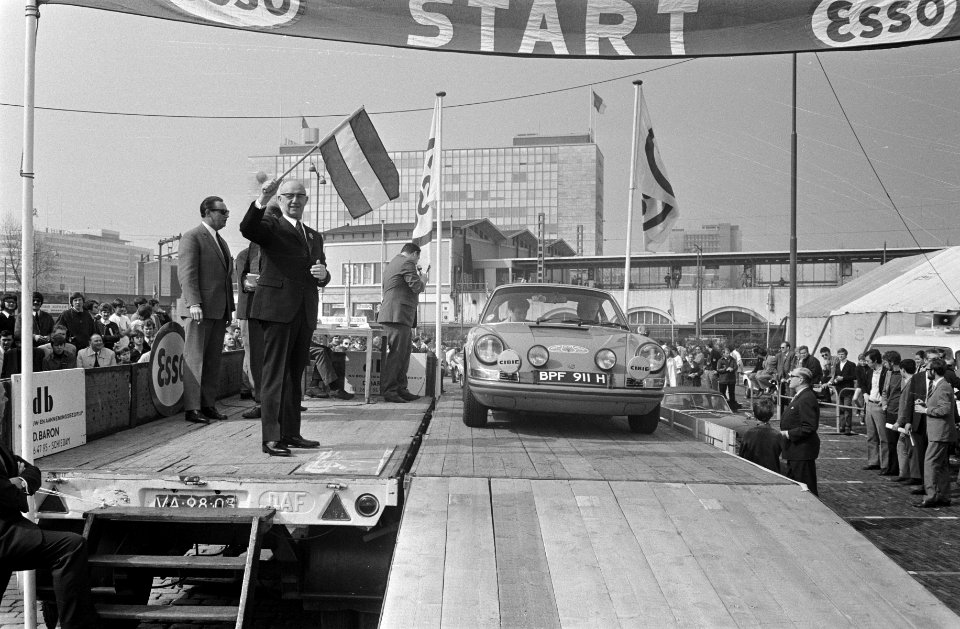 Tulpenralley 1970 start in Rotterdam, Bestanddeelnr 923-4967