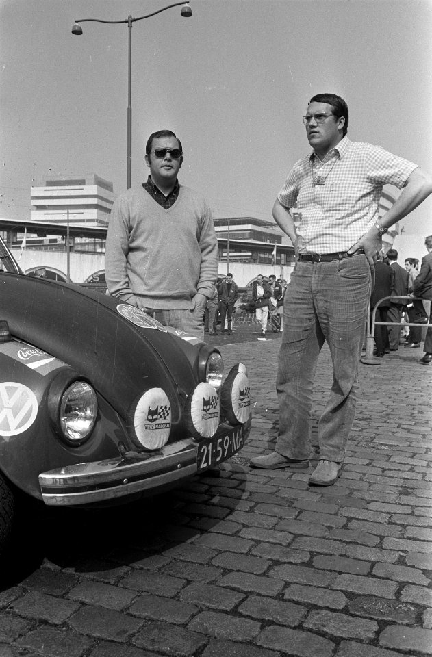 Tulpenralley 1970 start in Rotterdam Ben Pon (links) en Rob Wiedenhoff, Bestanddeelnr 923-4960