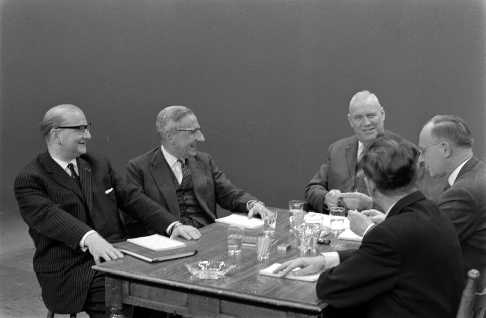 TV-debat tussen KVP en PvdA van links naar rechts dr. W. L. P. de Kort (KVP), pr, Bestanddeelnr 915-0439