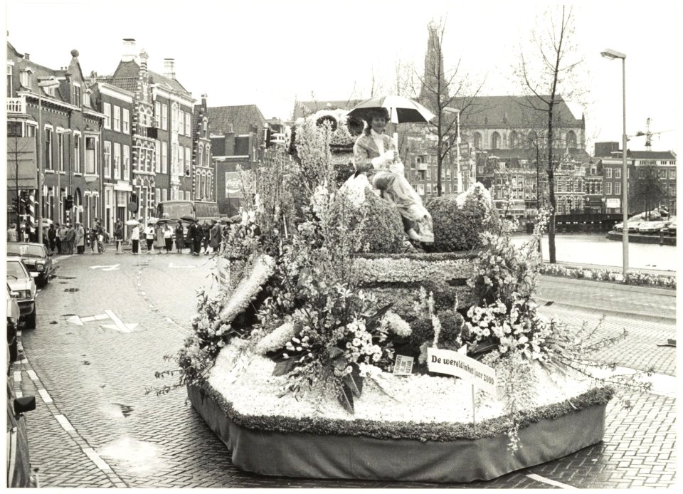 Turfmarkt met een praalwagen van het bloemencorso