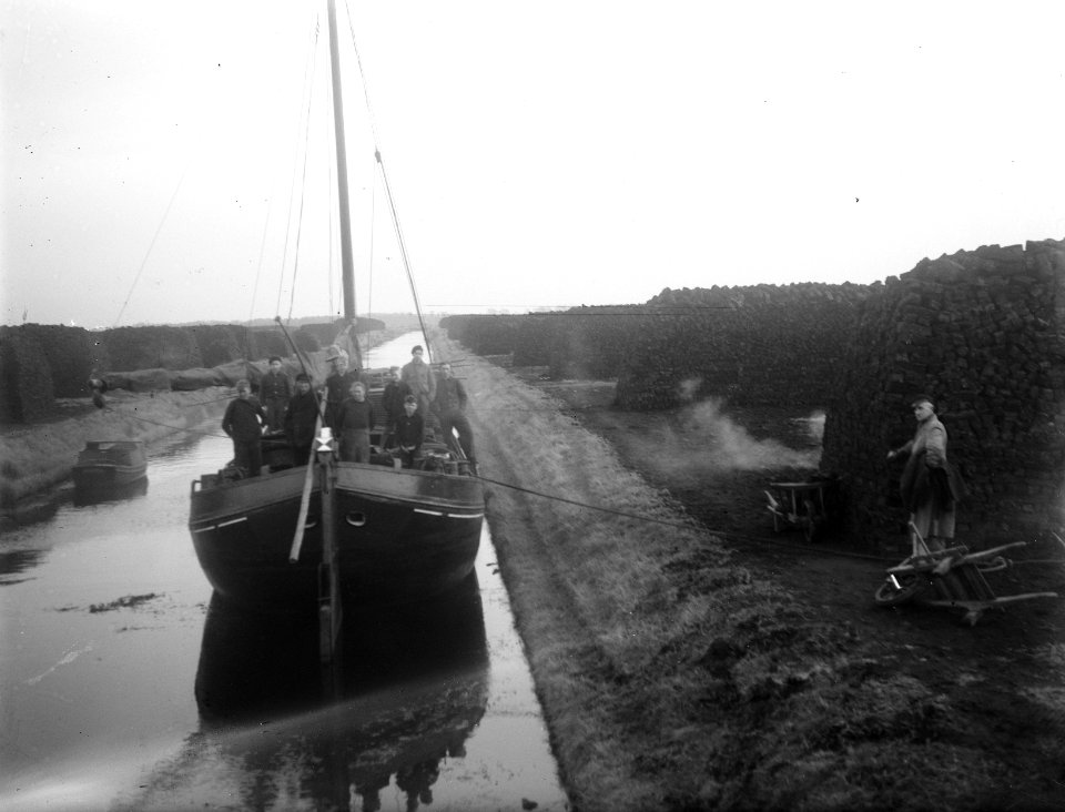 Turfwinning binnenvaarschip in trekvaart met aan weerszijden turfheuvels, Bestanddeelnr 901-2775