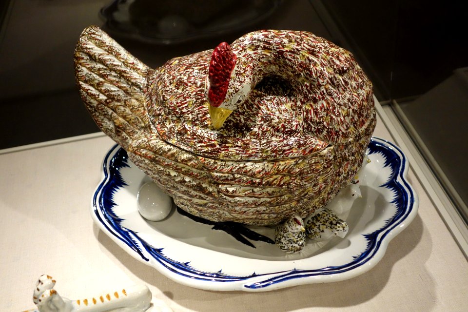 Tureen with Hen and Chicks, Brussels, Belgium, 1800-1825, earthenware (delftware) - Winterthur Museum - DSC01342
