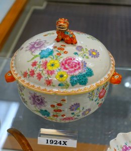 Tureen, China, 1760-1780, hard paste porcelain, overglaze enamels, gilt, HD 1924X - Flynt Center of Early New England Life - Deerfield, Massachusetts - DSC04798