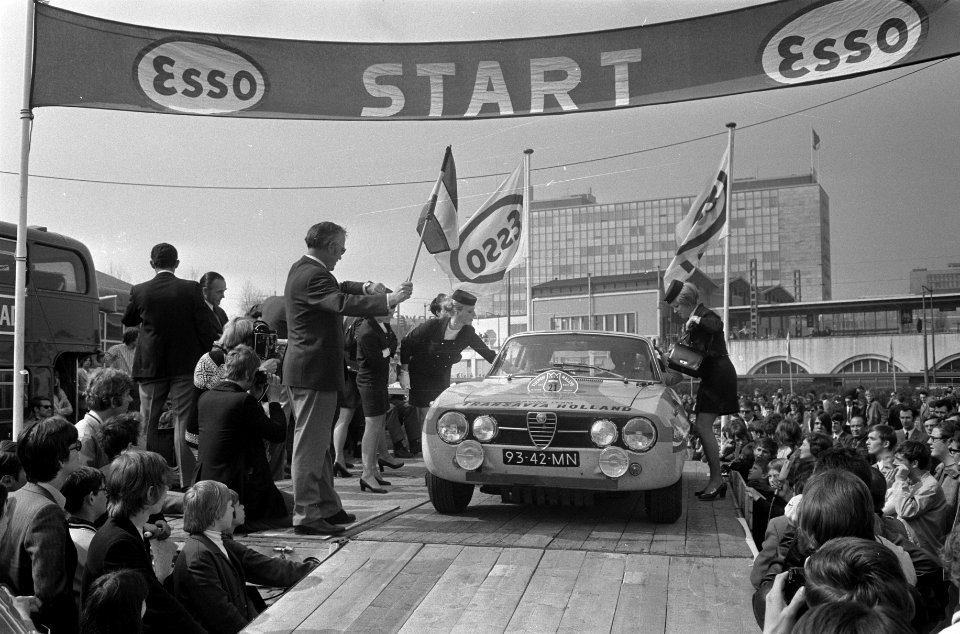 Tulpenralley 1970 start in Rotterdam start van Alfa Romeo GT 2.000 van Rob Slot, Bestanddeelnr 923-4961