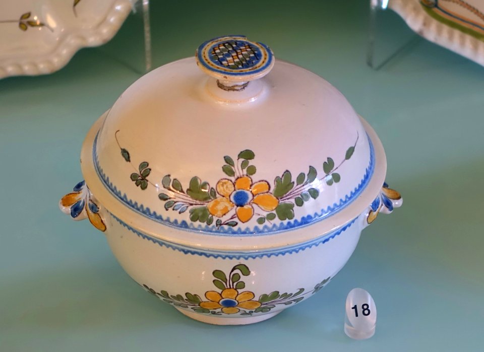 Tureen, 18th-19th century, faience - Fábrica de Viana do Castelo - Museu Nacional de Soares dos Reis - Porto, Portugal - DSC00396