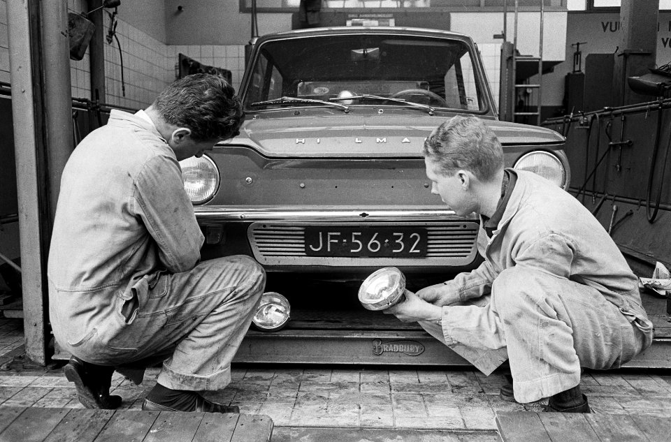 Tulpenrallye 1965, Simon Heijndijk met zijn tweede man David van Lennep (rechts…, Bestanddeelnr 917-6793