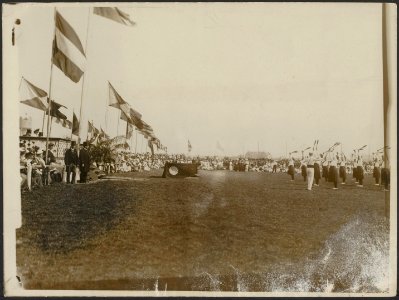 Turnfeest in de openlucht met veel toeschouwers. Oefening knotszwaaien bijgewoon, Bestanddeelnr 158-2136