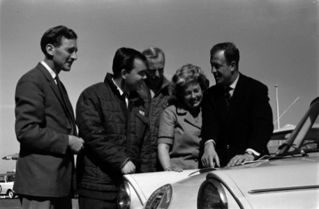 Tulpen Rally 1963 Bij de keuring P Harper (Engeland), Ben Pon , Rob Slotenmak, Bestanddeelnr 915-0744
