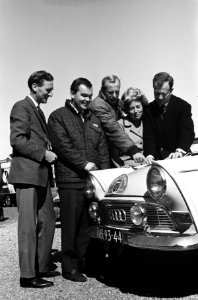 Tulpen Rally 1963 Bij de keuring P Harper (Engeland), Ben Pon , Rob Slotenmak, Bestanddeelnr 915-0743