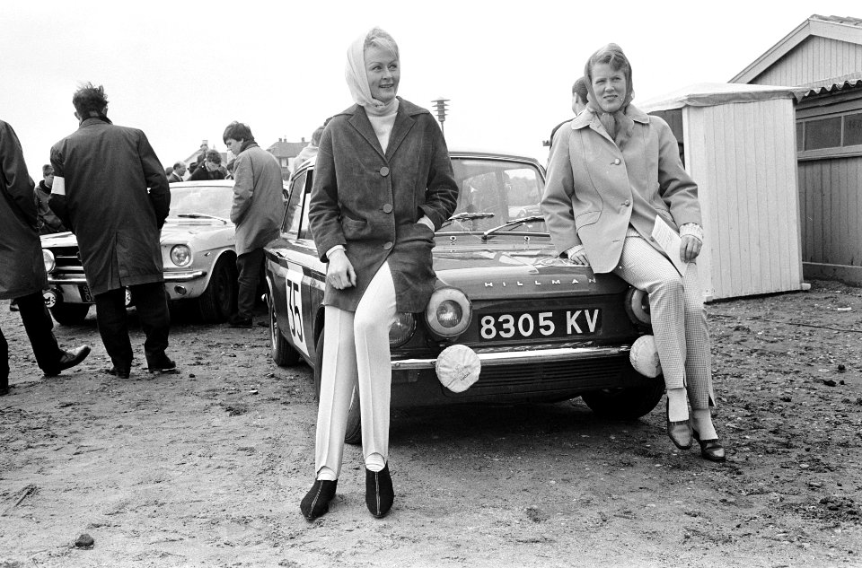 Tulpenrallye 1965, de Engelse damesequipe Rosemary Smith (links, Ierland) en Va…, Bestanddeelnr 917-6906