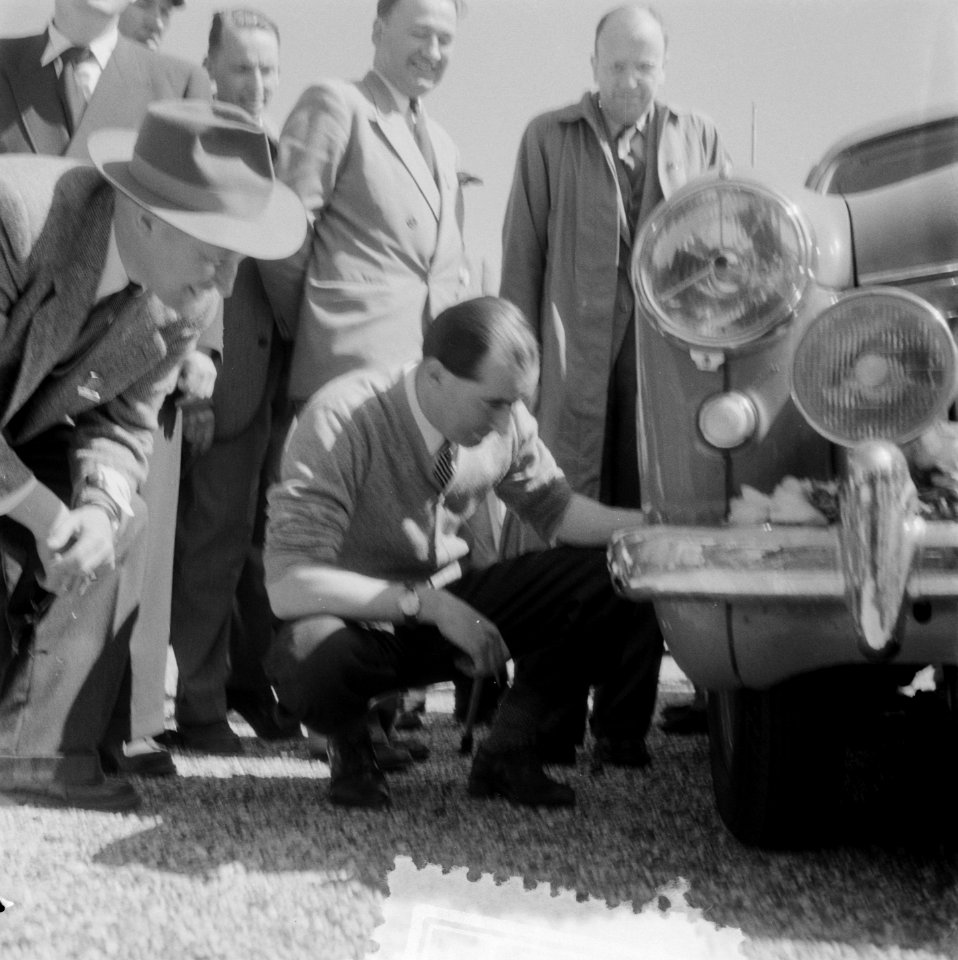 Tulpenralley. Snelheidsproef op circuit Zandvoort. Ken Wharton inspecteert zijn , Bestanddeelnr 905-0741