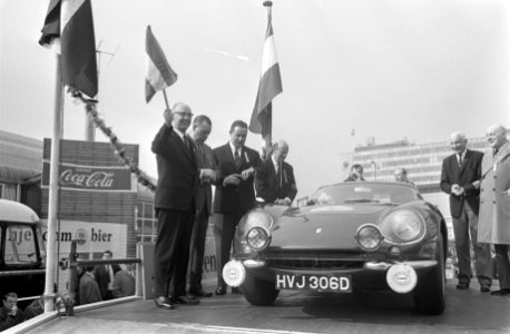 Tulpenralley 1969 gestart te Rotterdam wethouder Langera start met de vlag de Fe, Bestanddeelnr 922-3484