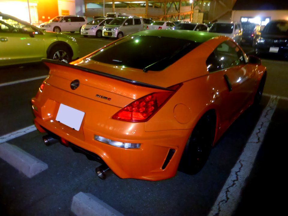 Tuned Nissan FAIRLADY Z (Z33) at night rear