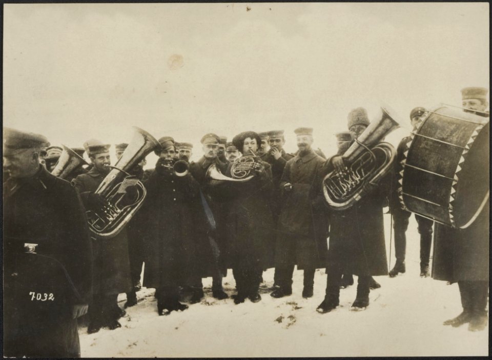 Tusschen de Duitsche en Russische stellingen voor Dunaburg. Concert op een punt , Bestanddeelnr 158-2525