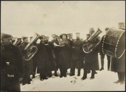 Tusschen de Duitsche en Russische stellingen voor Dunaburg. Concert op een punt , Bestanddeelnr 158-2525