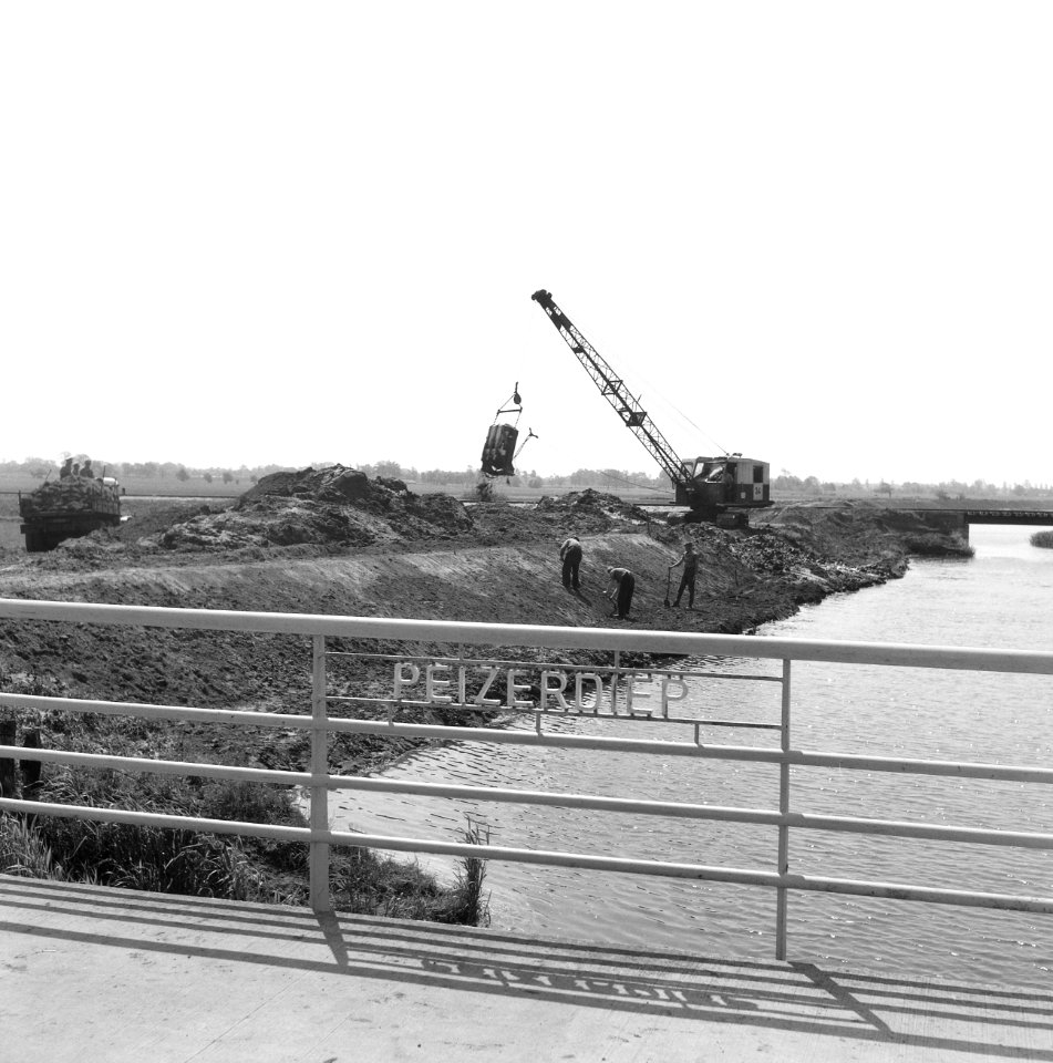 Tussen trambrug en brug roden peize, Bestanddeelnr 162-0349