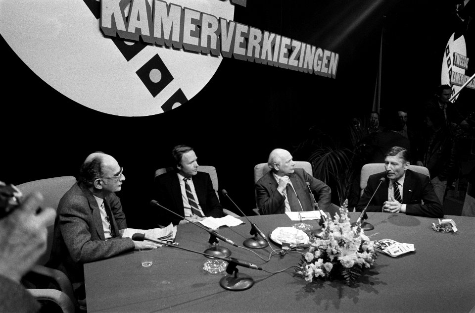 TV-uitzending wordt in NOS-studio in Hilversum opgenomen de verkiezingen met lij, Bestanddeelnr 931-5117