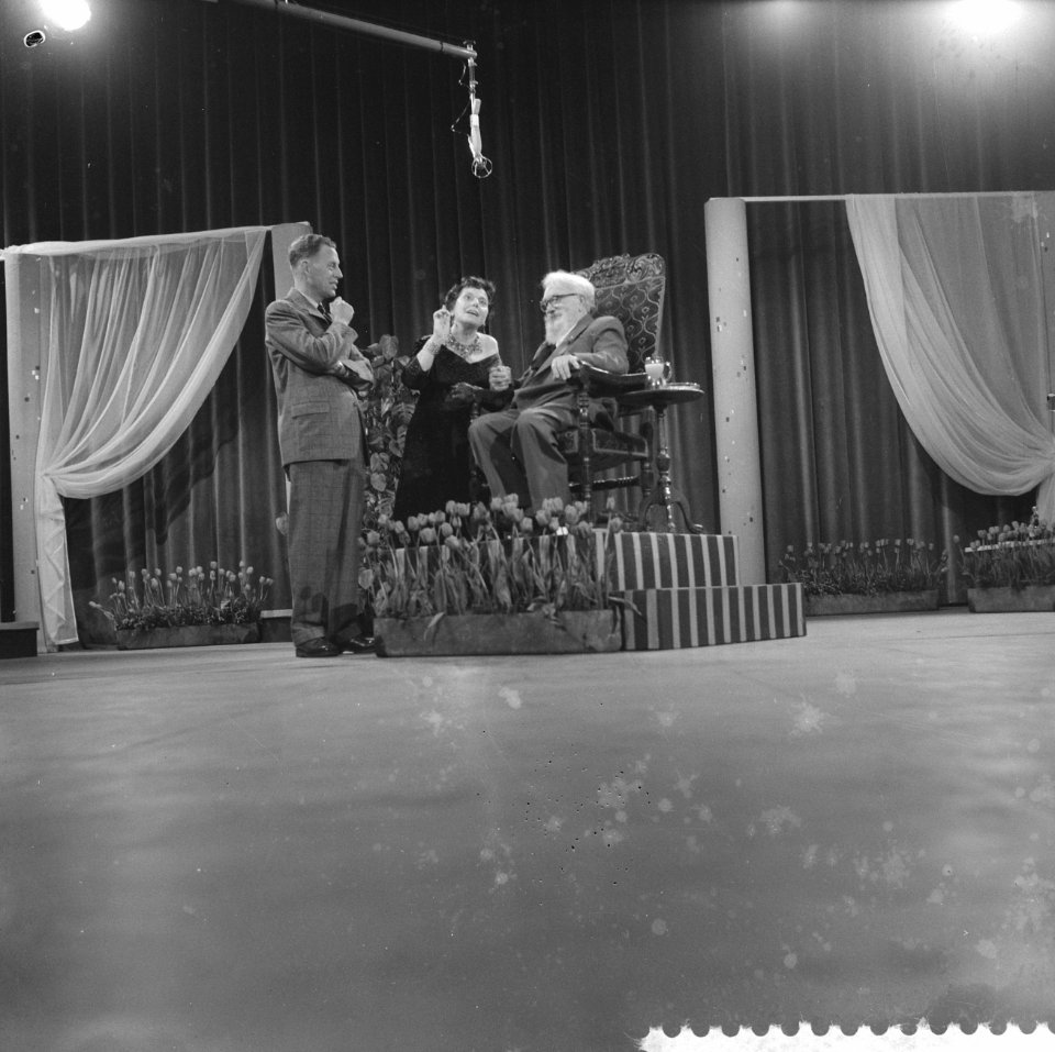 TVuitzending Anders dan Anderen leven van de oud-ond. Ploeger, v.l.n.r. Bert G, Bestanddeelnr 910-3396