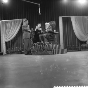 TVuitzending Anders dan Anderen leven van de oud-ond. Ploeger, v.l.n.r. Bert G, Bestanddeelnr 910-3396