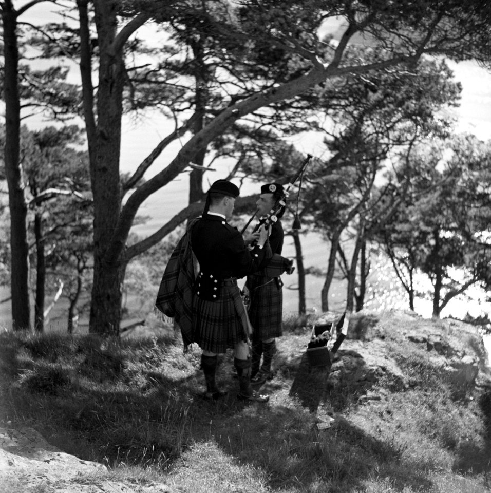 Twee doedelzakspelers stemmen hun instrument tijdens de Highland Games, een nege, Bestanddeelnr 254-2836