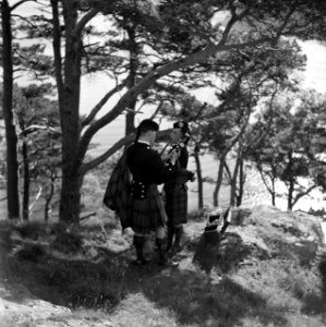 Twee doedelzakspelers stemmen hun instrument tijdens de Highland Games, een nege, Bestanddeelnr 254-2836