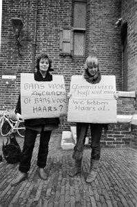 Twee demonstranten op Binnenhof in Den Haag tegen de behandeling van de zigeuner, Bestanddeelnr 931-2711