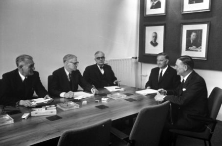 Twee directeuren van Verblifa bij minister de Block en Roolvink aan conferentiet, Bestanddeelnr 922-4476