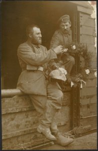 Twee Duitse soldaten met een zelfgemaakte lauwerkrans., Bestanddeelnr 158-2226