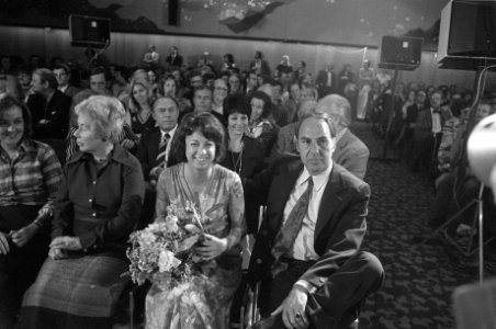 TV-ring voor Willem Duys Duys (rechts) voor de uitreiking, Bestanddeelnr 927-1993