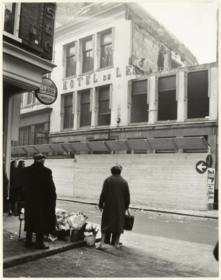 Tussen de Krocht en de Nassaustraat, westzijde, afbraak van hotel De Leeuwerik. NL-HlmNHA 54010632