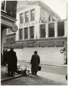 Tussen de Krocht en de Nassaustraat, westzijde, afbraak van hotel De Leeuwerik. NL-HlmNHA 54010632