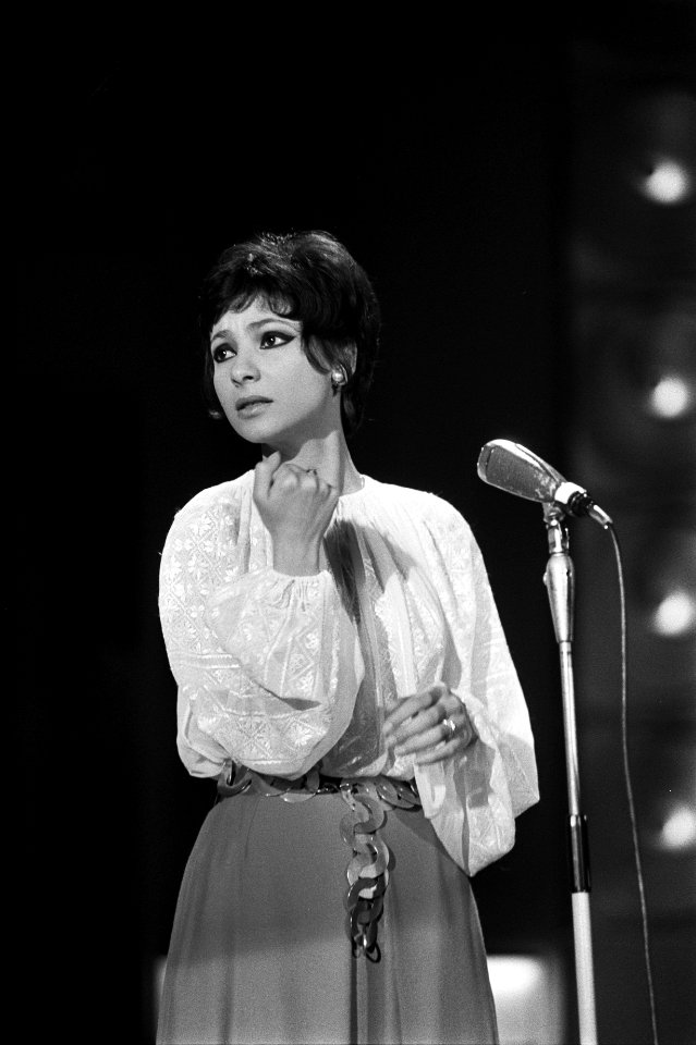 TV-programma Een van de Acht van Mies Bouwman . Esther Ofarim zingt, Bestanddeelnr 923-0033