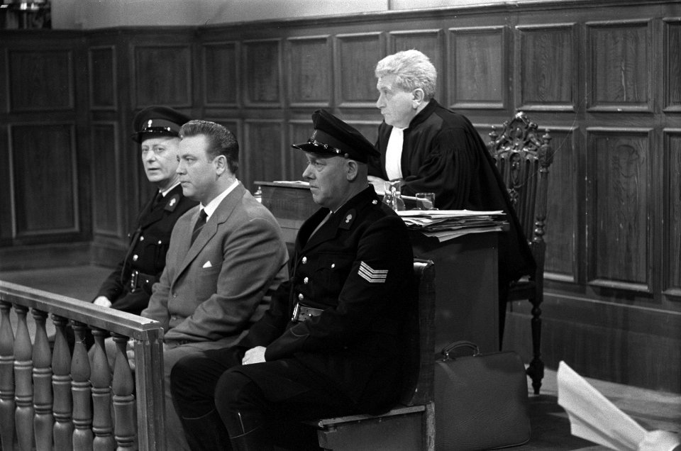 TV-rechtbank de Zaak van Veen , de beklaagde Arie van Veen met parketwachters , Bestanddeelnr 914-8299
