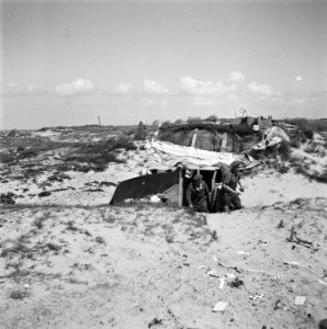 Tussen Zandvoort en IJmuiden is men bezig de Atlantikwall op te ruimen. Kanonnen, Bestanddeelnr 900-3342