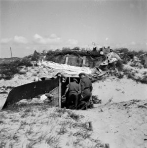 Tussen Zandvoort en IJmuiden is men bezig de Atlantikwall op te ruimen. Kanonnen, Bestanddeelnr 900-3341