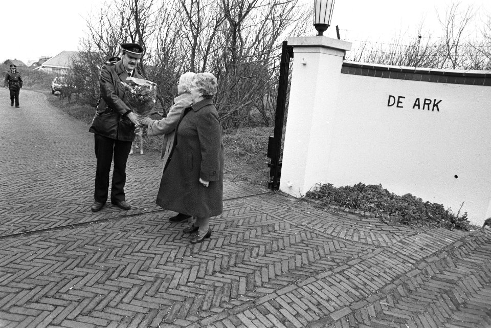 Twee dames geven bloemen af bij het hek van de villa van dhr. Heineken, Bestanddeelnr 932-7927