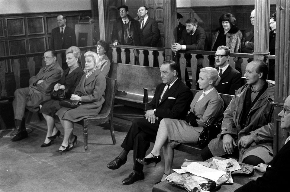 TV-rechtbank de Zaak van Veen , de getuigen v.l.n.r. J. van der Wal , W. Huiss, Bestanddeelnr 914-8301