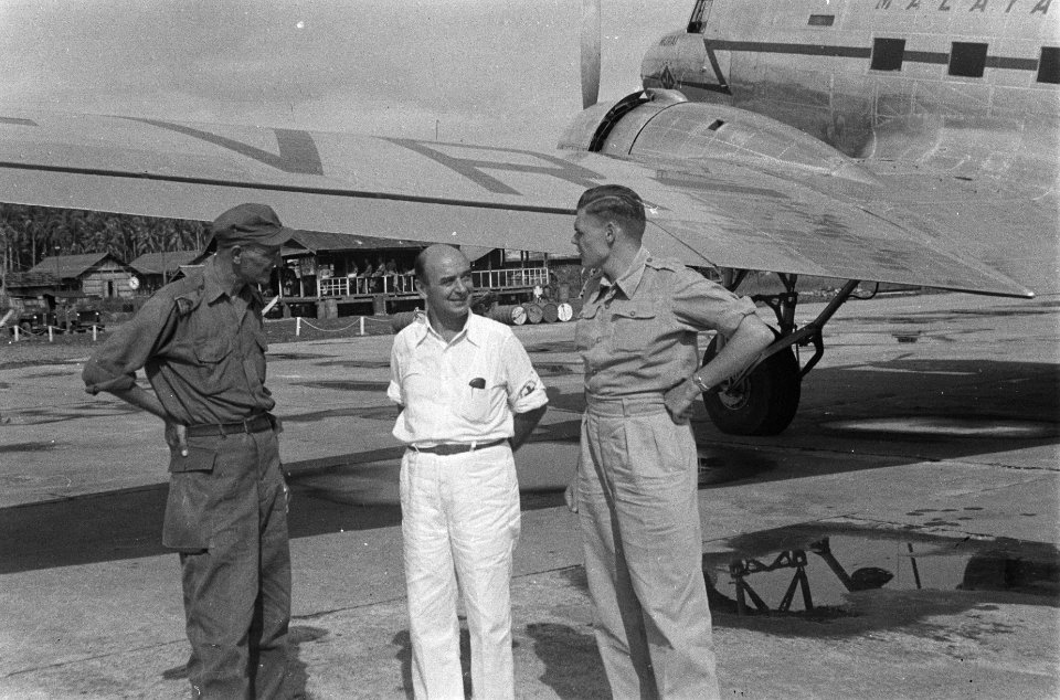 Tussenlanding Rode Kruis vliegtuig uit Singapore te Padang. Rechts dr. Wegener, Bestanddeelnr 405-5-1