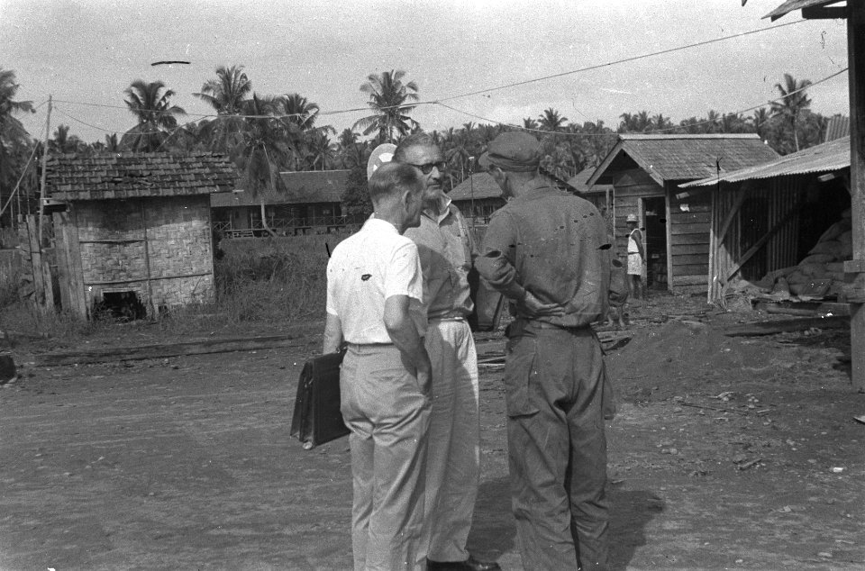 Tussenlanding Rode Kruis vliegtuig uit Singapore te Padang, Bestanddeelnr 405-3-2