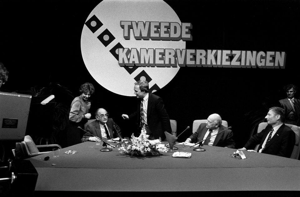 TV-uitzending wordt in NOS-studio in Hilversum opgenomen de verkiezingen met lij, Bestanddeelnr 931-5118
