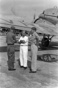Tussenlanding Rode Kruis vliegtuig uit Singapore te Padang. Rechts dr. Wegener, Bestanddeelnr 405-5-2