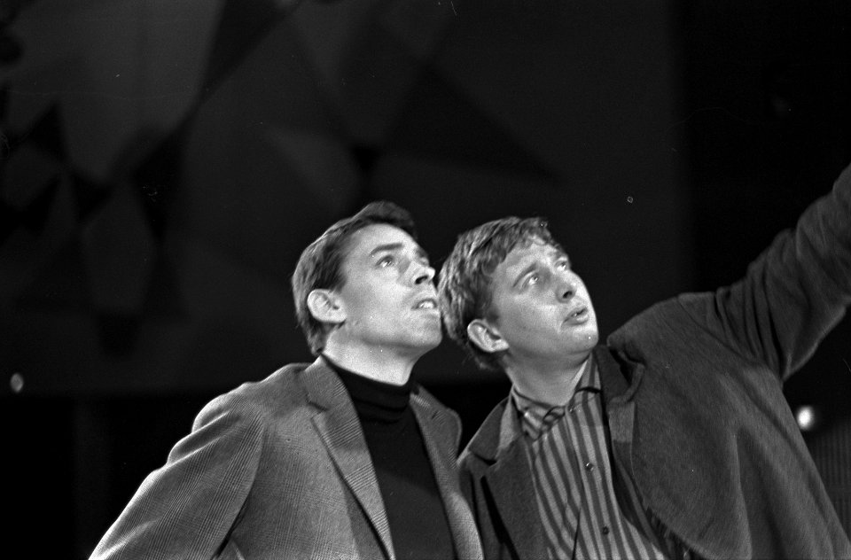 TV-uitzending Domino Jacques Brel (links) tijdens de opname in Amsterdam, Marc, Bestanddeelnr 914-8397