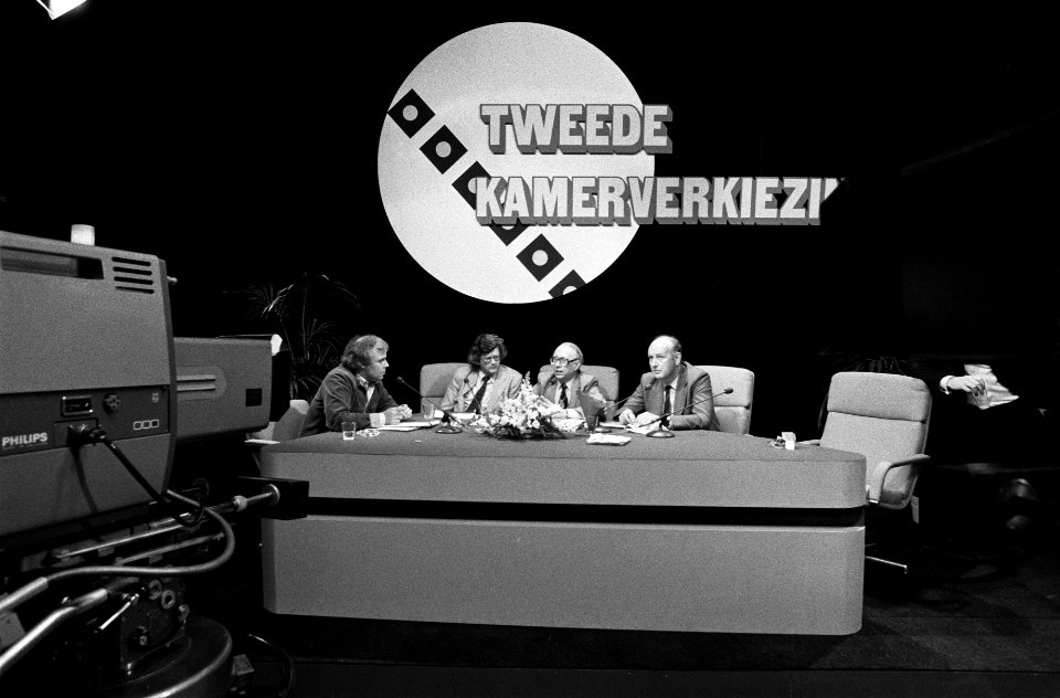 TV-uitzending wordt in NOS-studio in Hilversum opgenomen de verkiezingen met lij, Bestanddeelnr 931-5119