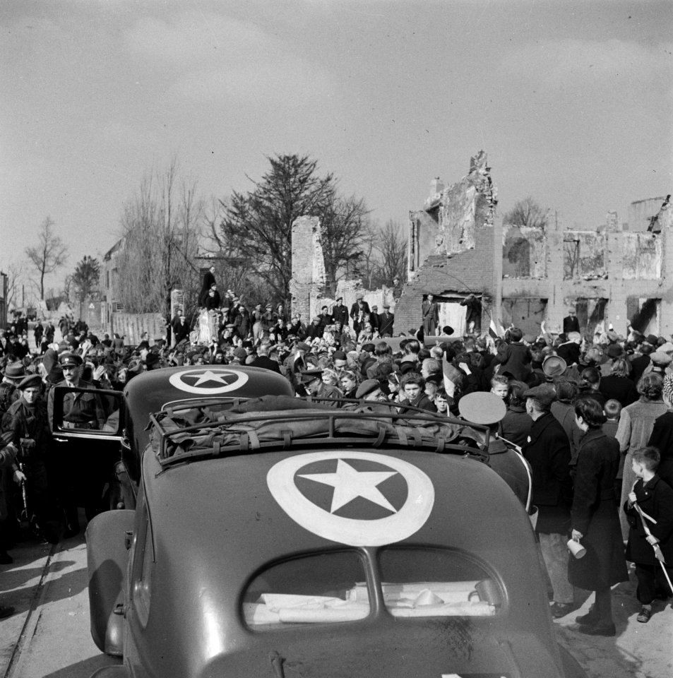 Twee autos van de colonne van koningin Wilhelmina tussen een grote menigte in e, Bestanddeelnr 900-4008