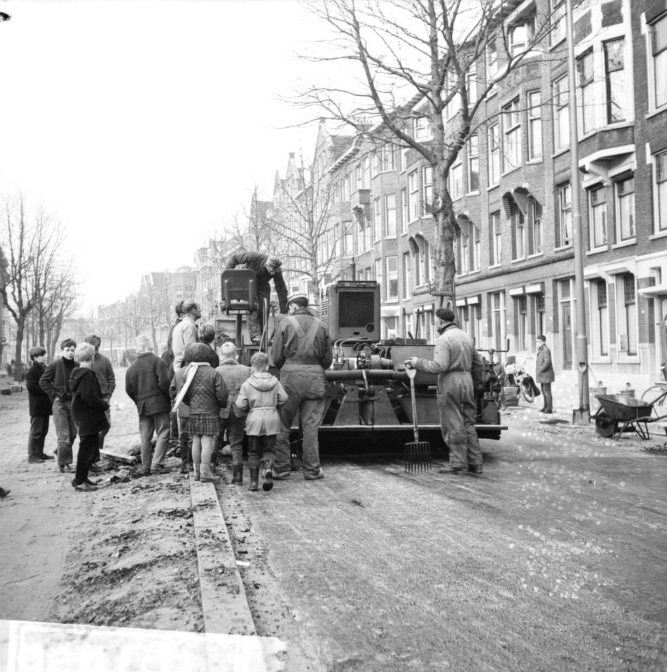 Twee belangrijke verkeersaders te Rotterdam worden geasfalteerd, Bestanddeelnr 918-7626