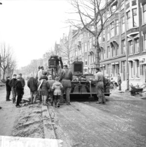 Twee belangrijke verkeersaders te Rotterdam worden geasfalteerd, Bestanddeelnr 918-7626
