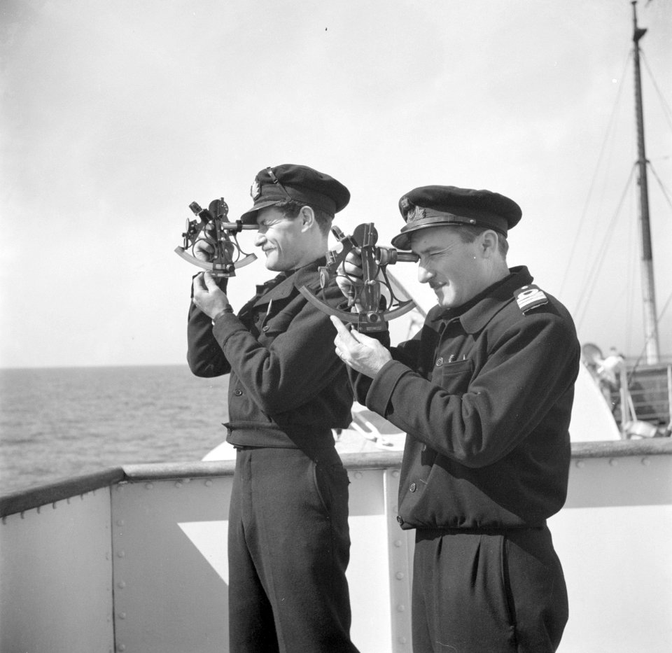 Twee bemanningsleden van een schip kijkend door een sextant, Bestanddeelnr 255-0006
