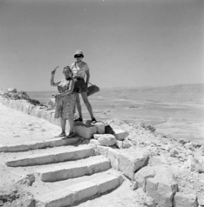 Twee dames op een trap van een archeologisch bouwwerk, Bestanddeelnr 255-4972
