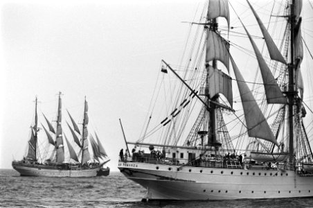 Twee deelnemende schepen Op de achtergrond de Roemeense 3-mast bark Mircea, Bestanddeelnr 928-1112